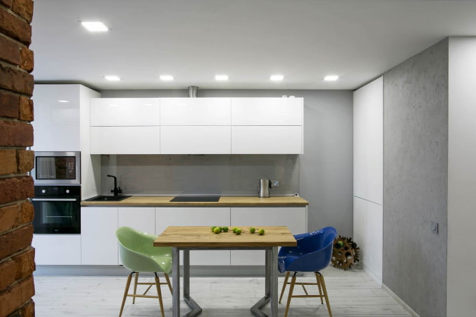 Chaises en plastique multicolores dans une cuisine grise et blanche