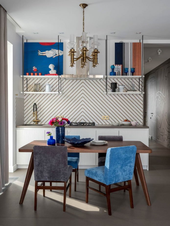 Accents bleus et rouges dans une cuisine grise et blanche
