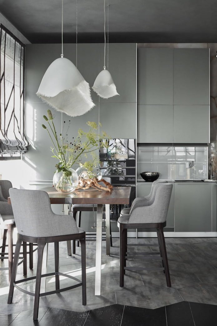Belle décoration végétale et abat-jour en textile dans une cuisine grise et blanche