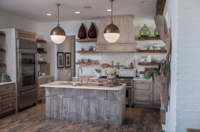 Cuisine provençale aux tons gris et blancs avec des éléments en bois naturel
