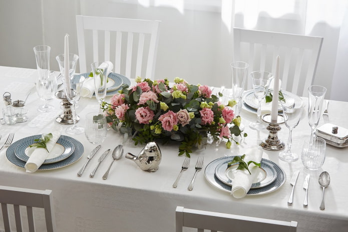 table dressée avec des fleurs