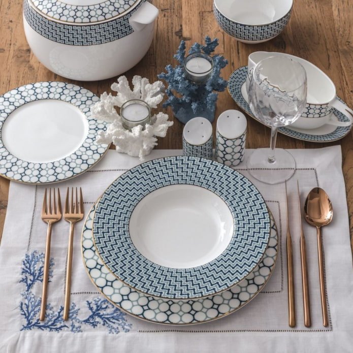 assiettes dans la mise en table