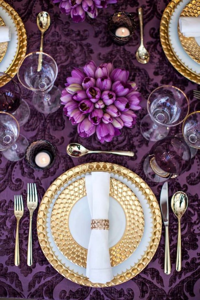 Mise en place de la table avec couverts