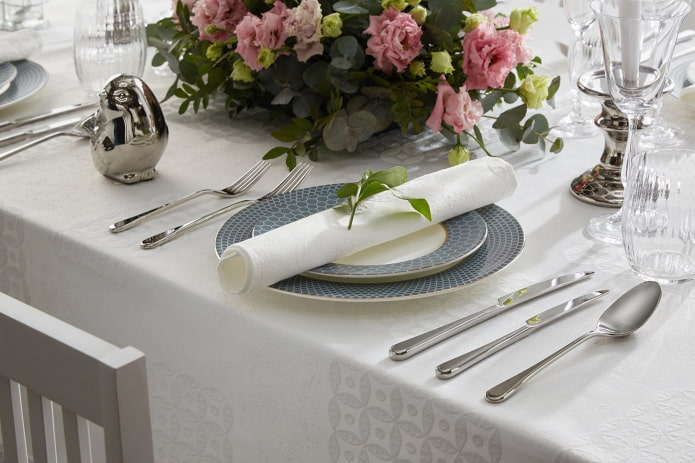 Couteaux et fourchettes dans la mise en place de la table