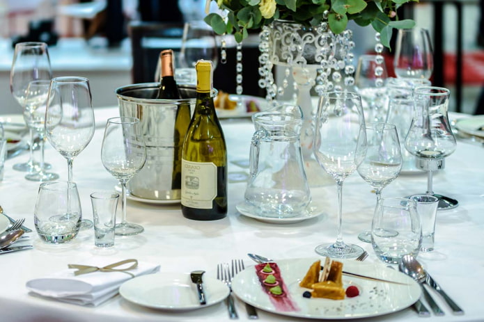 verres dans la mise en table