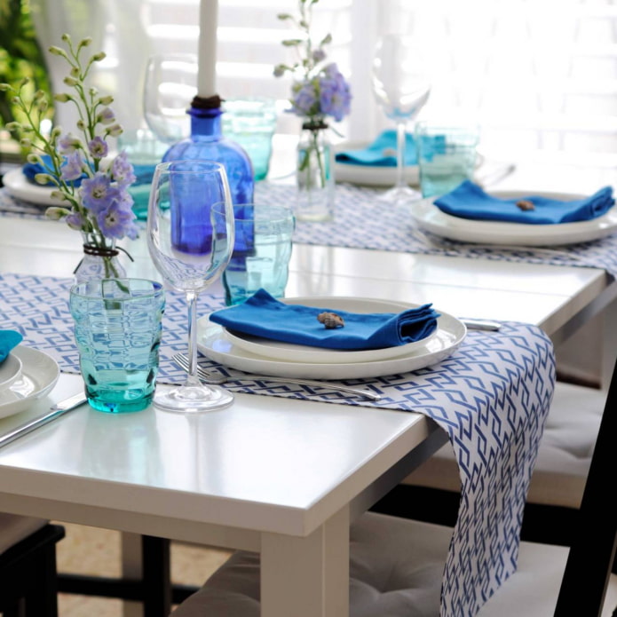 dressage de table dans les tons bleus