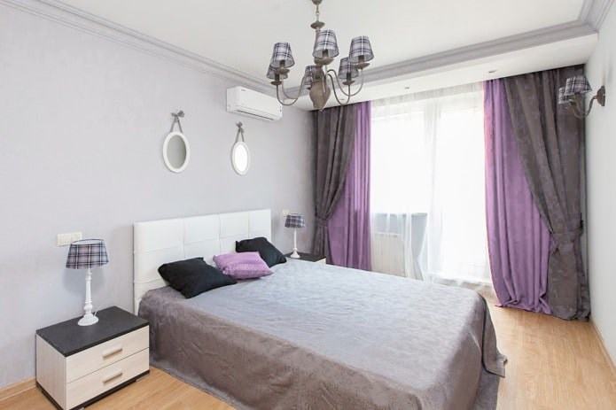 Gris en combinaison avec le lilas sur les rideaux