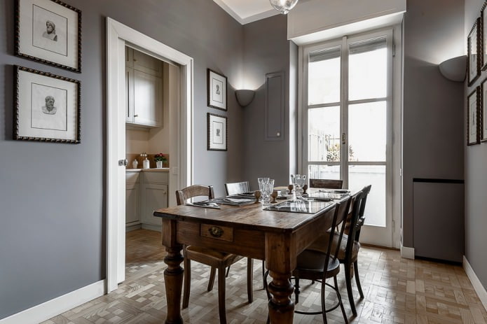 intérieur monochrome avec murs peints