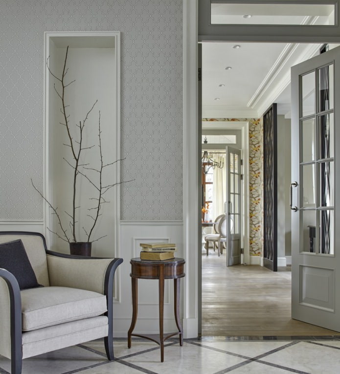 Portes vitrées blanches dans un intérieur classique