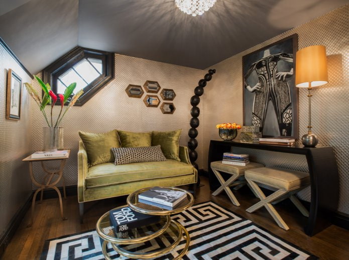 plafond foncé et murs gris