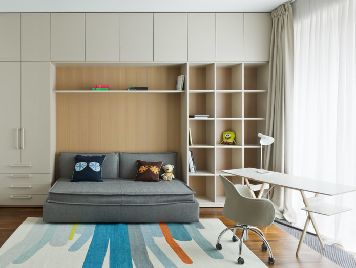 chambre de bébé avec un canapé convertible