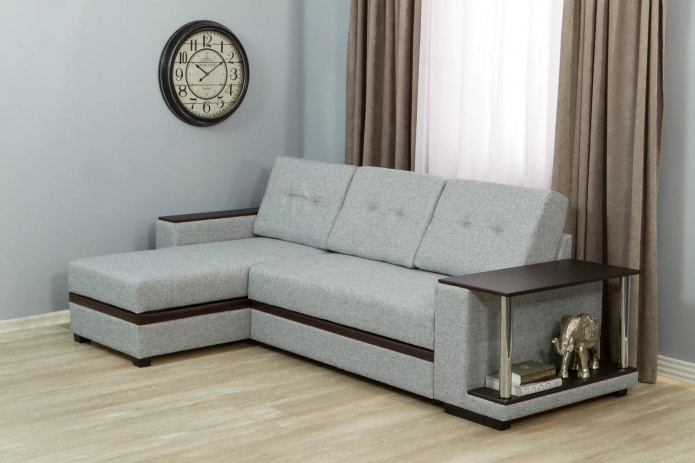 canapé avec table sur accoudoir