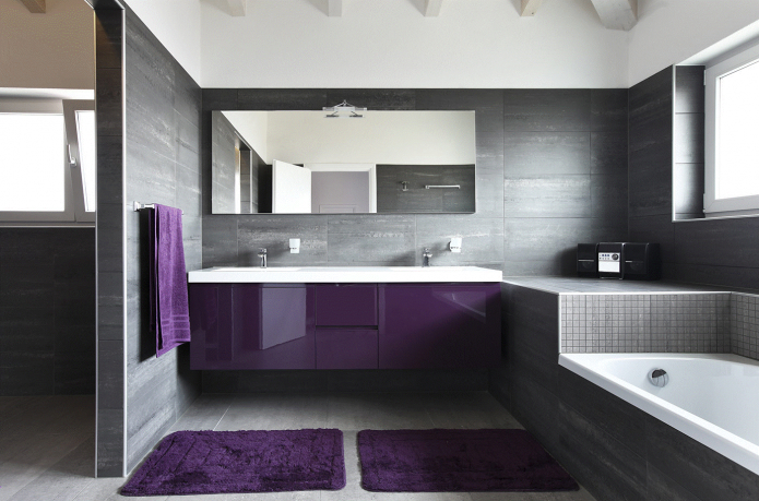 Décoration intérieure dans les tons gris-violet