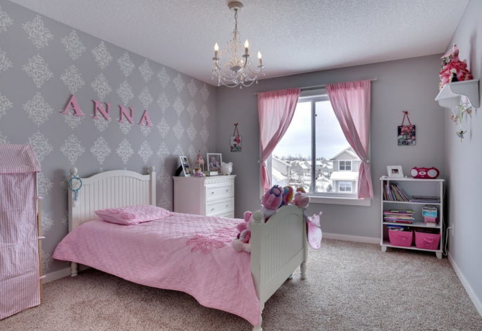 Décoration d'intérieur dans les tons roses et gris