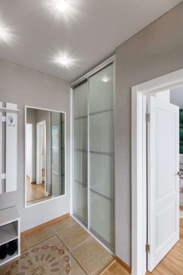 Armoire dans une niche dans le couloir