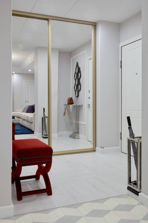 Armoire avec garnitures dorées