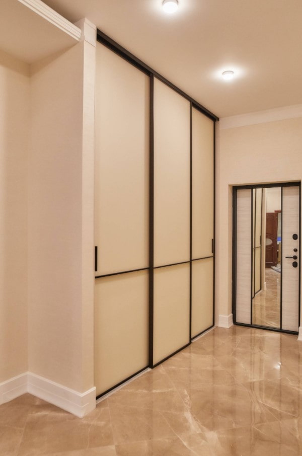 Armoire à trois portes