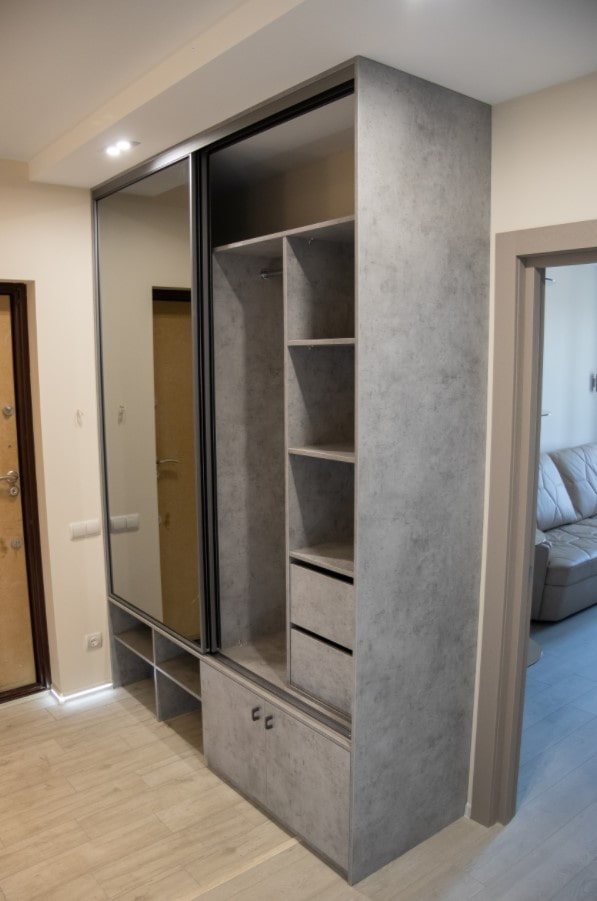 Armoire dans le couloir