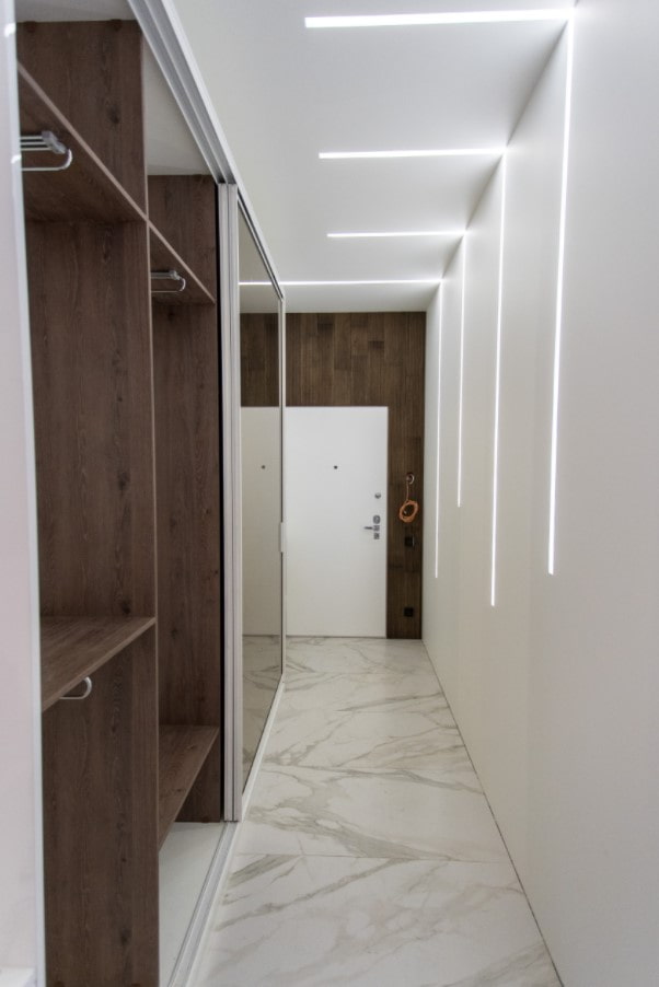 penderie sur tout le mur du couloir