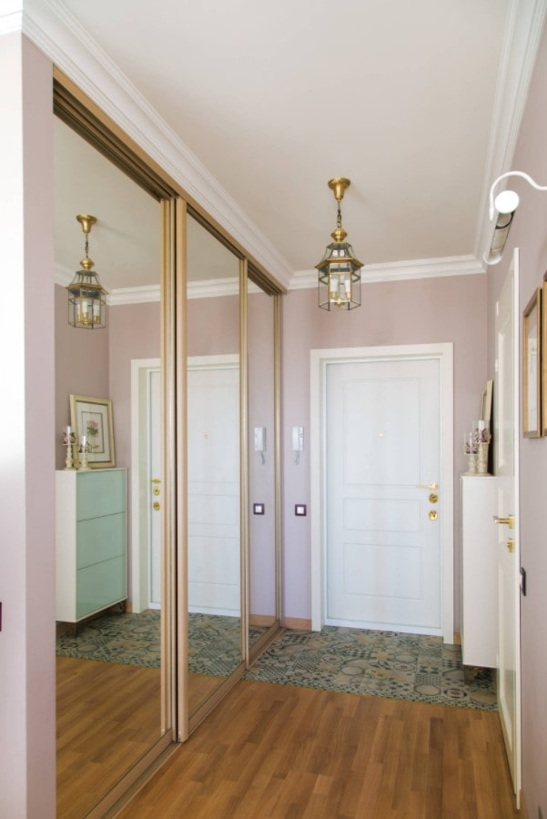 façades en miroir de l'armoire à portes coulissantes