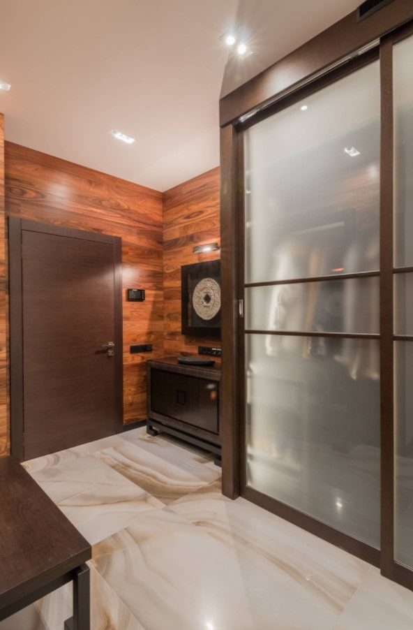 Armoire spacieuse dans le couloir