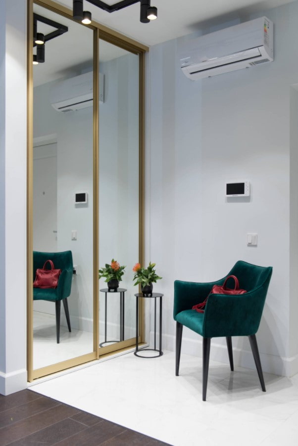Armoire moderne dans le couloir