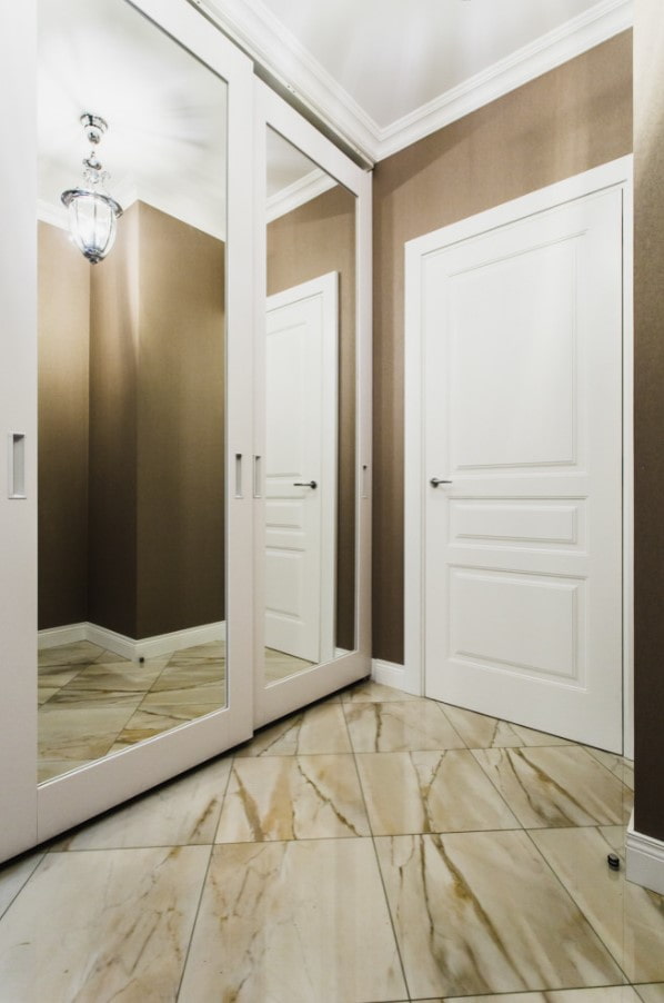 armoire coulissante blanche dans le couloir