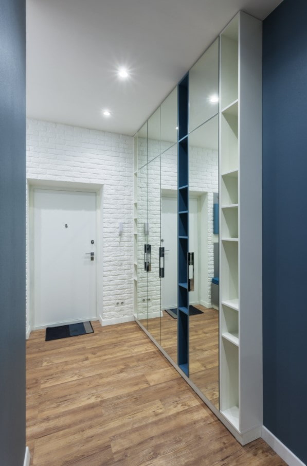 armoire à miroir sur tout le mur