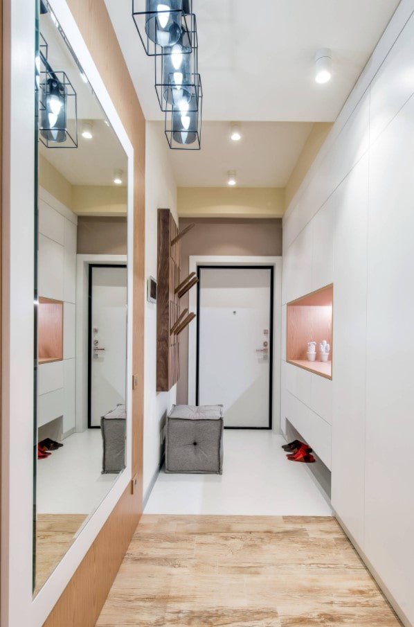 armoire sur tout le mur dans le couloir