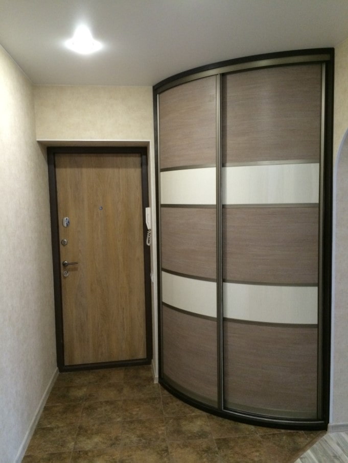 Armoire radiale dans le couloir