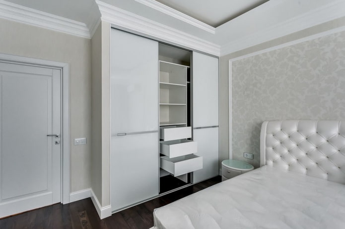 Armoire dans la chambre