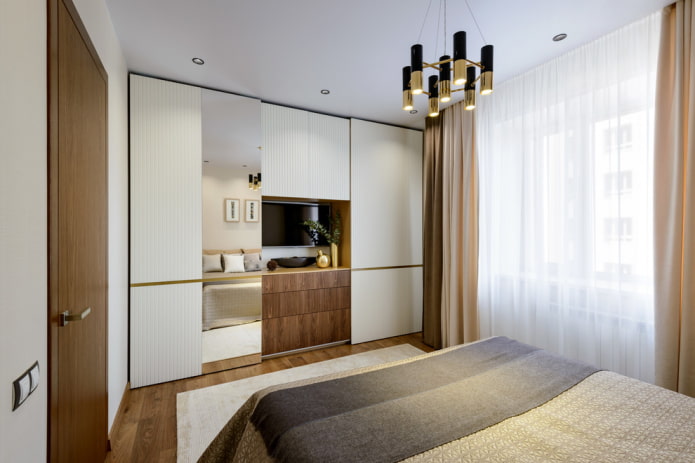 Armoire avec TV dans la chambre