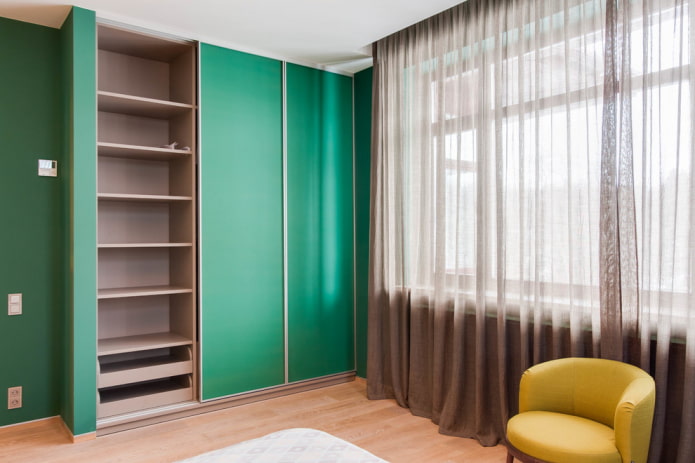 Armoire coulissante dans une chambre