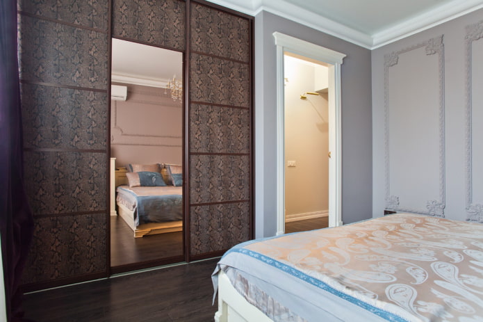 Armoire coulissante avec garniture de façade en cuir dans la chambre