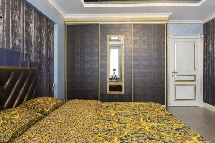 Armoire coulissante avec garniture de façade en cuir dans la chambre