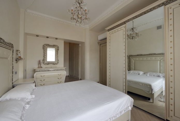 Armoire coulissante dans une chambre de style classique
