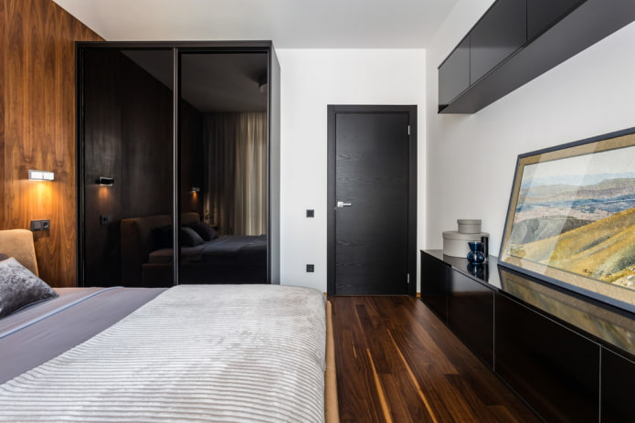 Armoire coulissante avec façade brillante dans une chambre