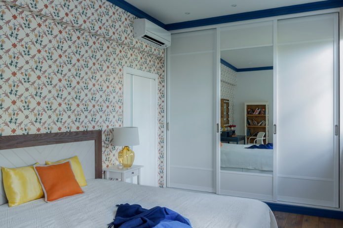 Armoire avec façade en miroir dans une chambre