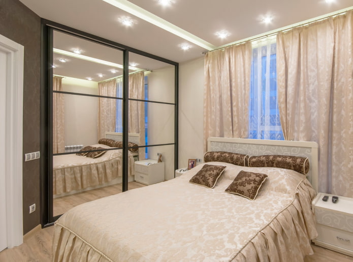 Armoire avec façade en miroir dans une chambre