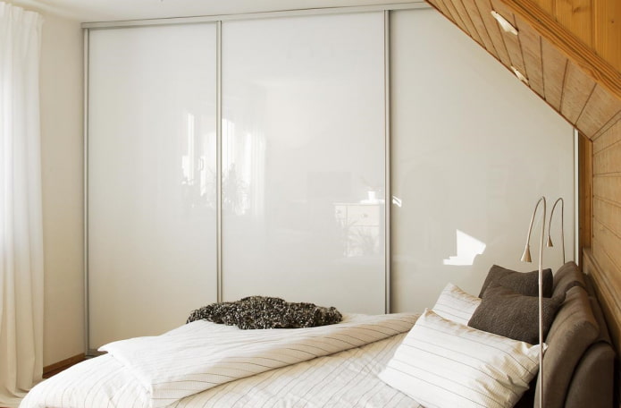 armoire dans la chambre à coucher