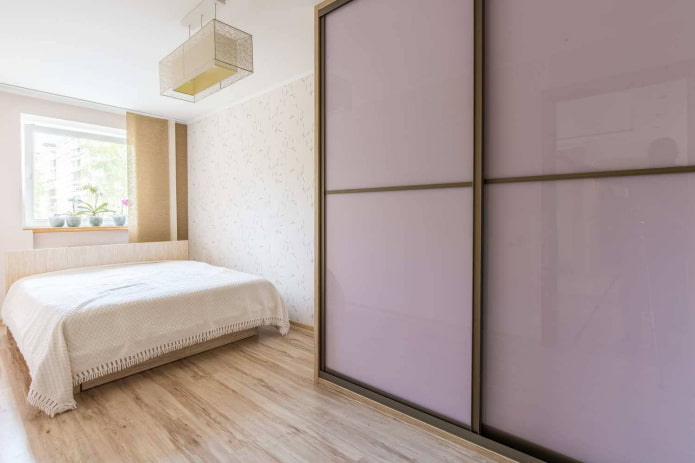 Armoire couleur lilas dans la chambre