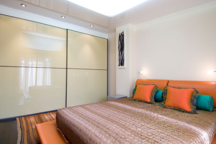 Armoire coulissante avec façade brillante dans une chambre