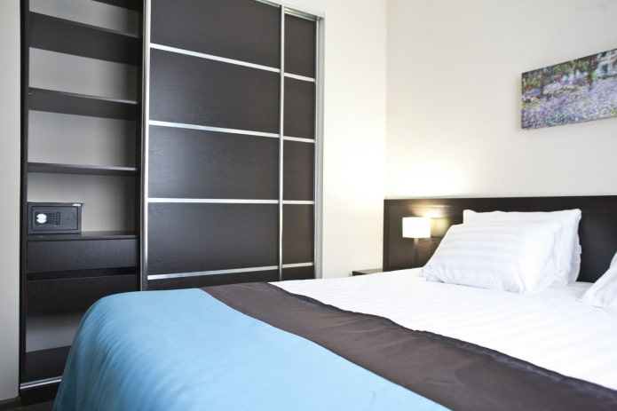 Armoire coulissante dans une chambre