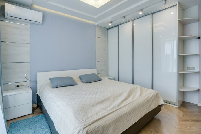 Armoire blanche à portes coulissantes dans une chambre