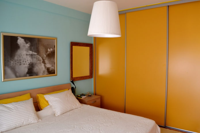 Armoire orange dans une chambre
