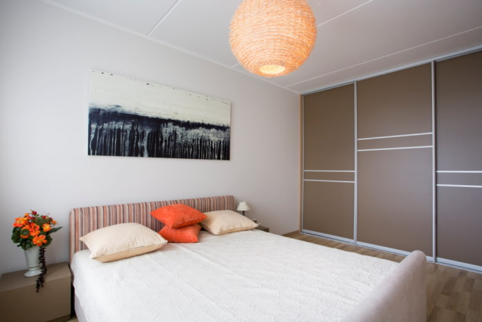 Armoire marron dans une chambre
