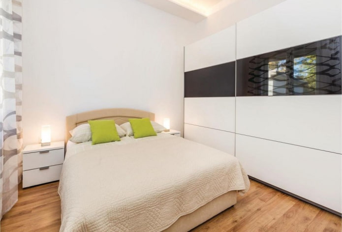 Armoire noire et blanche dans une chambre