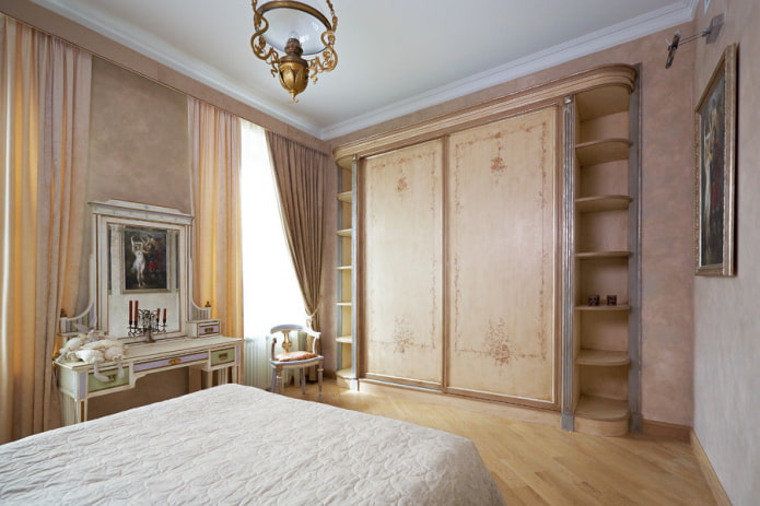 Armoire dans une chambre de style classique style