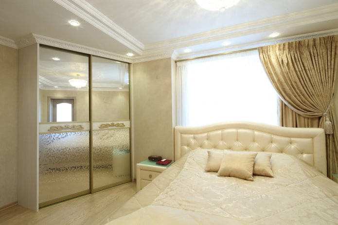 armoire avec façade en miroir dans une chambre à coucher