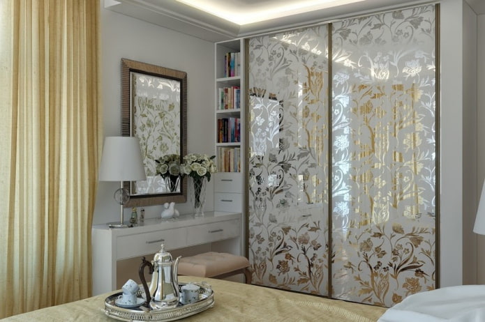Armoire avec façade en miroir dans une chambre